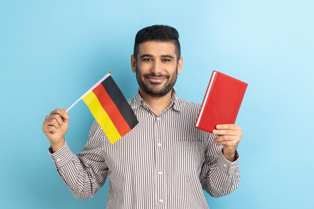 Mann mit deutscher Flagge und Buch